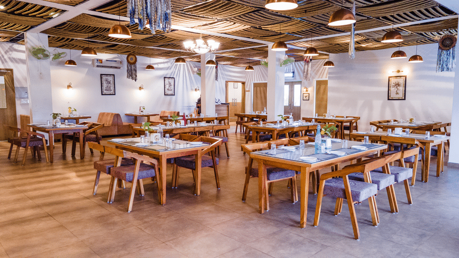Himalayan Spices restaurant at Vedikant Resorts The Mallard Corbett featuring several sets of chairs and tables.