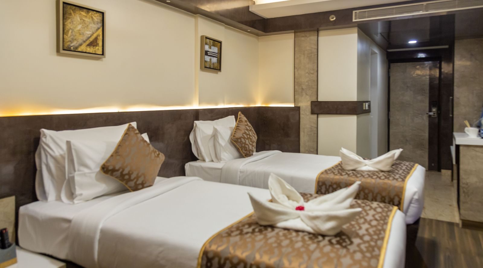 a bedroom with two single beds - Hotel Park Elanza, Chennai