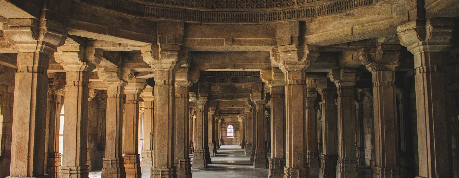 an image a heritage place with numerous pillars