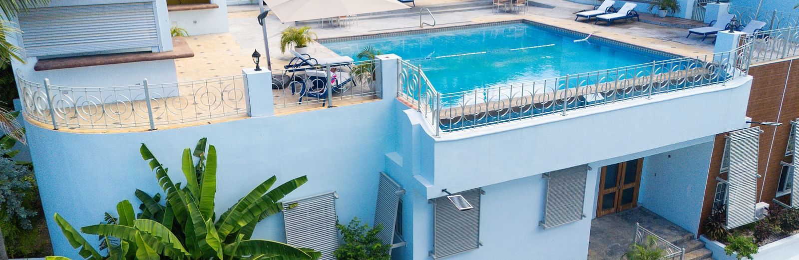 An overview of the swimming pool in Montego Bay on top of the hotel - Hotel 39, Jamaica (Montego Bay).