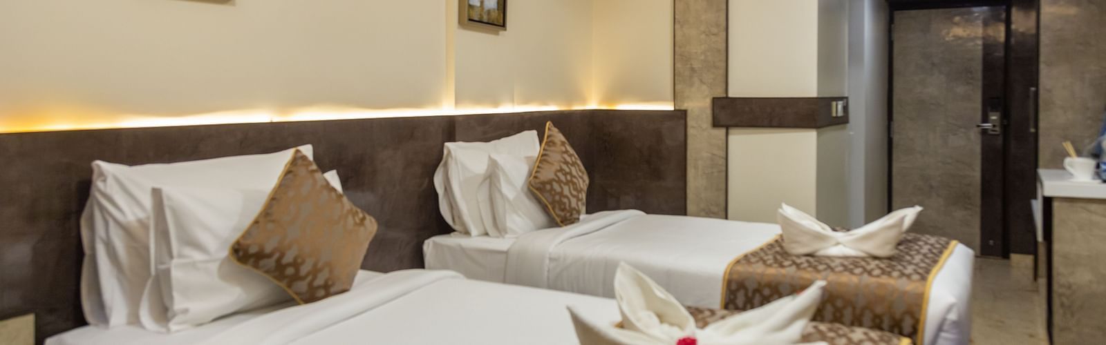 a bedroom with two single beds - Hotel Park Elanza, Chennai