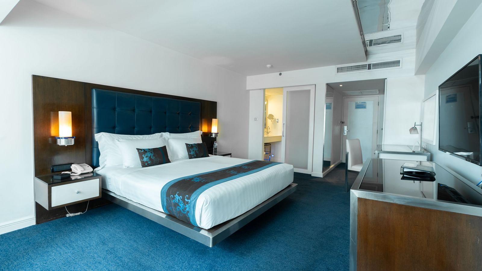 Overview of the Silver King Room with a double bed in view - Night Hotel Bangkok
