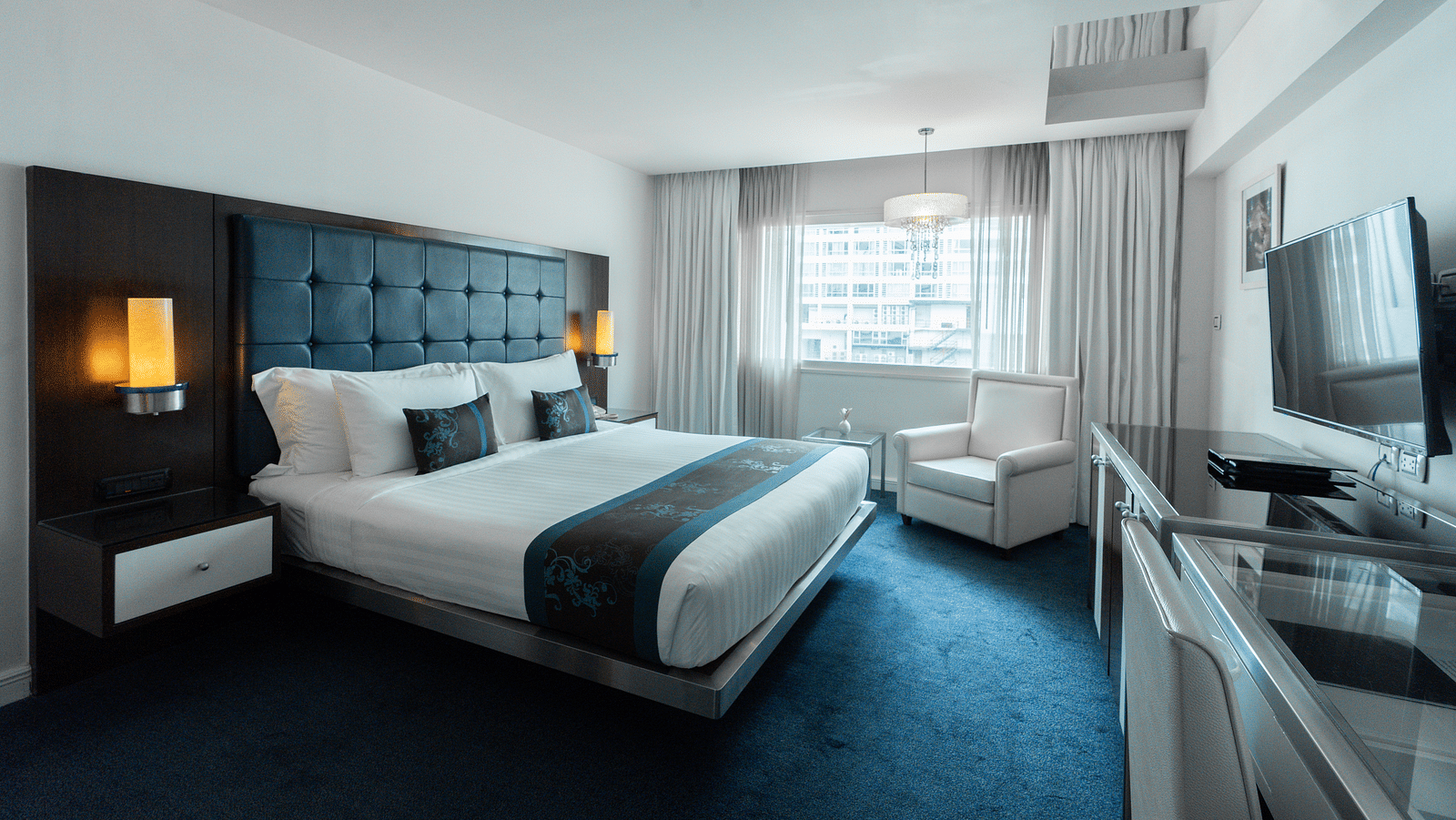 Bronze King  bedroom with a king bed and a balcony - Night Hotel Bangkok.