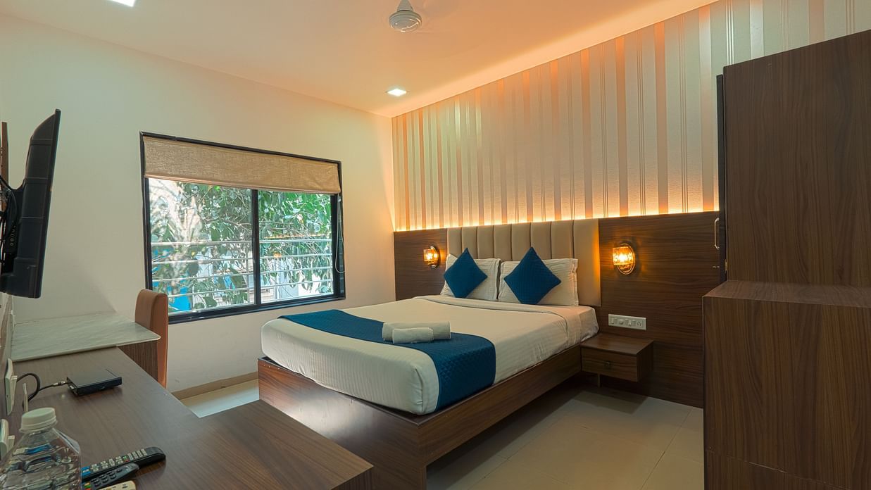 Side angle view o fthe King Room interiors, well lit - Magnus Aerith Studio, Kharadi