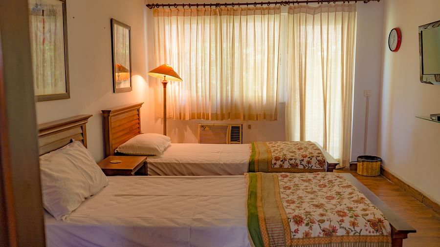 single twin bed with a lamp on the side at el benito goa