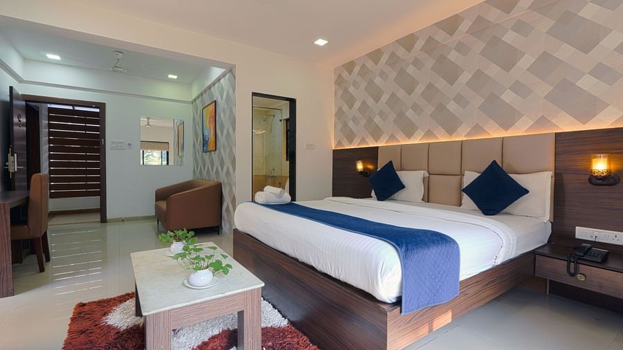 Bright and airy double bedroom with stylish decor- Magnus Aerith Studio, Kharadi