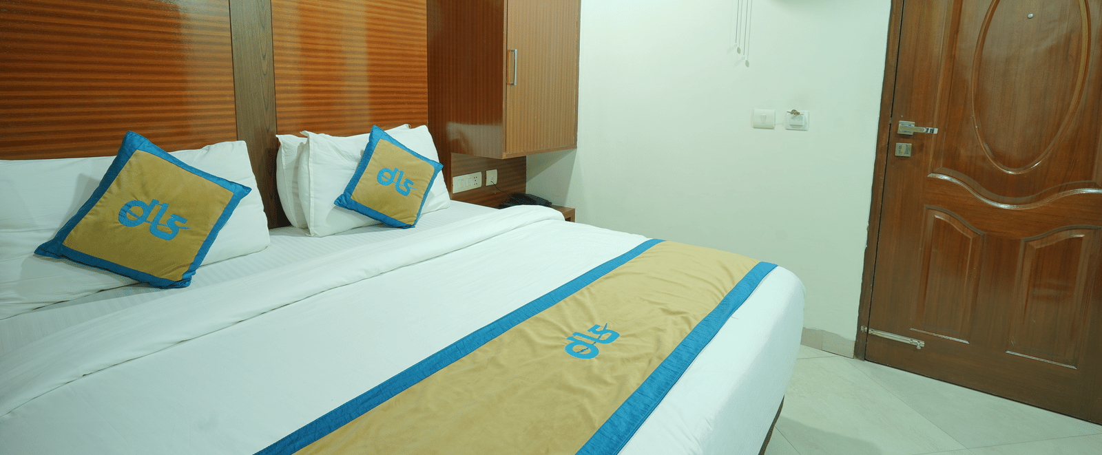 Deluxe room featuring a king size bed and a wall-mounted fan at DLS Hotels The Rock Castle.