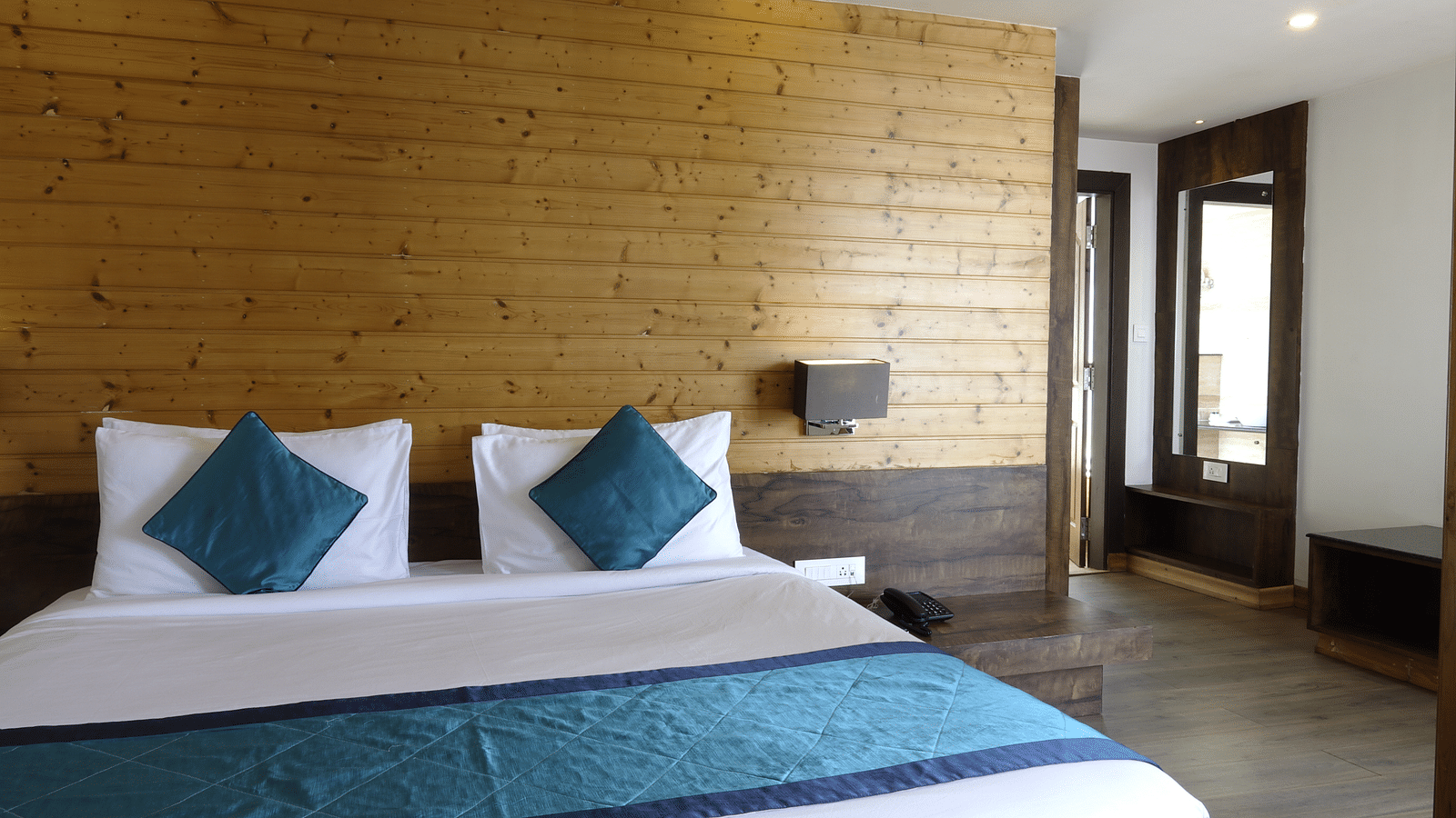 An image of a premium room featuring a bed, bed side table, and lamps - Yashshree Sanderling, Darjeeling