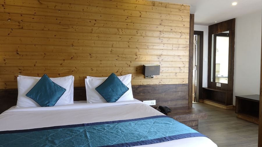 An image of a premium room featuring a bed, bed side table, and lamps - Yashshree Sanderling, Darjeeling