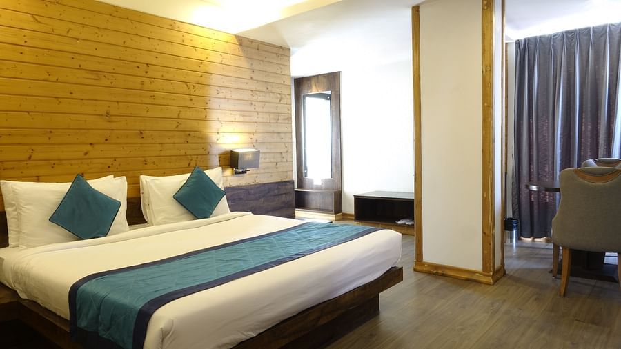 An image of a premium suite with a bed, lamps, chairs and table - Yashshree Sanderling, Darjeeling