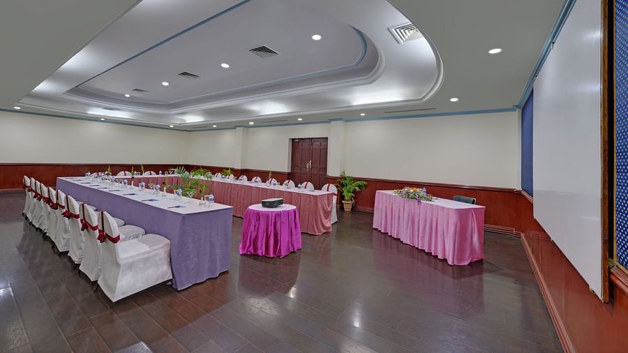 Banquet Hall with seats and tables in Tiruchirappalli at the SRM Hotel 