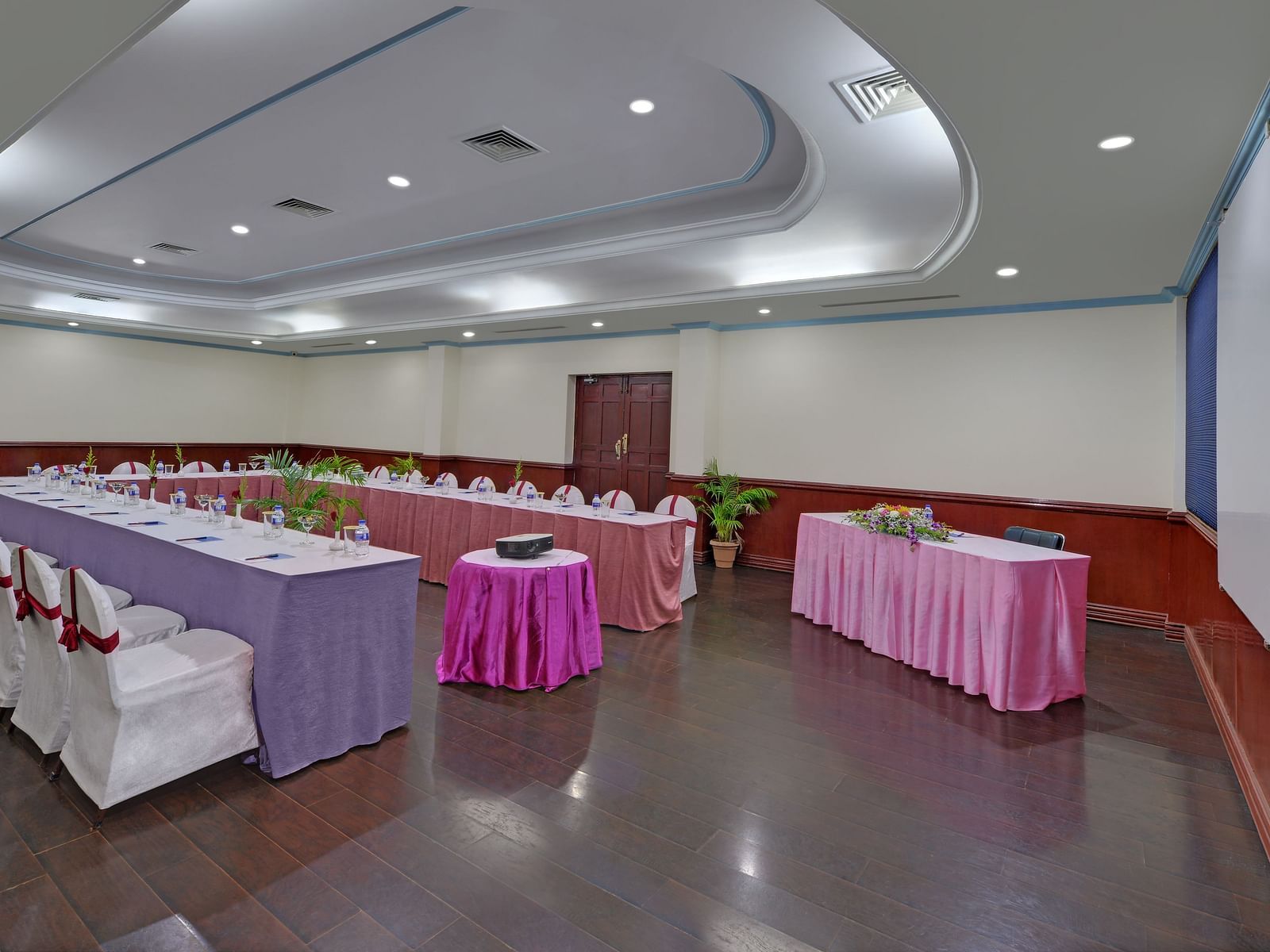 Banquet Hall with seats and tables in Tiruchirappalli at the SRM Hotel 