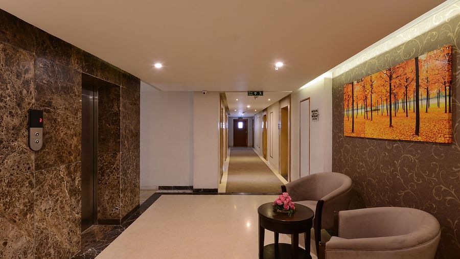Image of a hotel gallery with sofa chairs and table