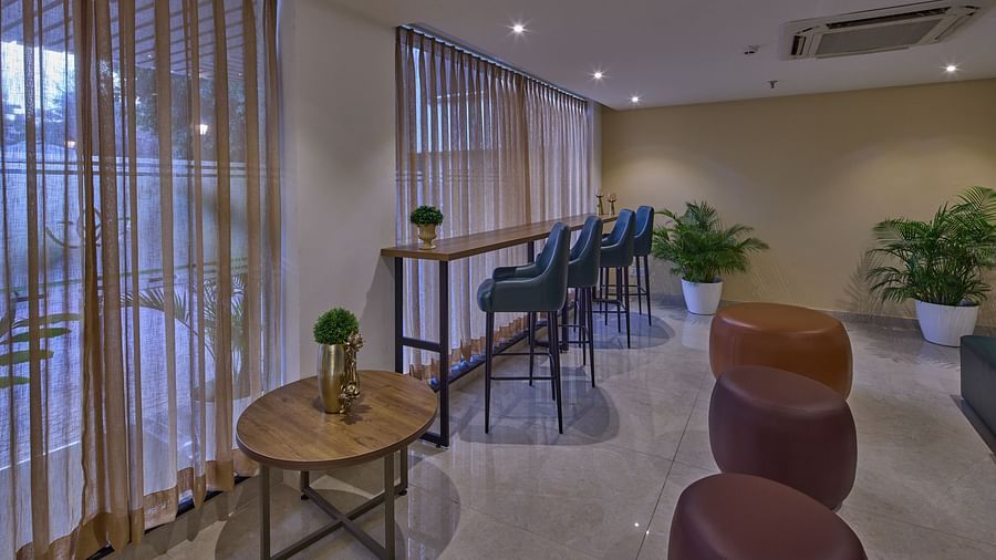 A cosy seating arrangement by the windows with stylish decor elements - Grand Continent, Brookefield