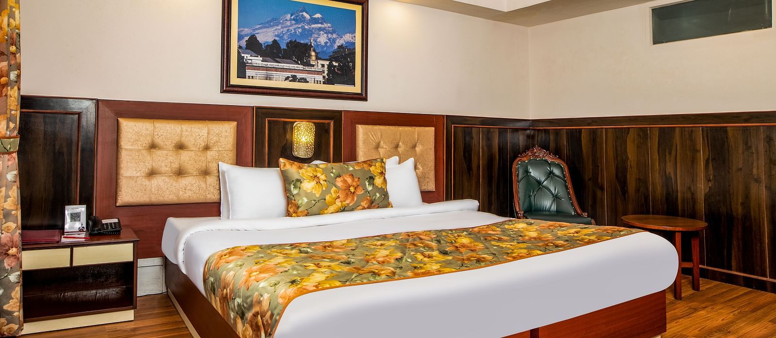 A front view of a bed in a room | Summit Oakden Resort & Spa, Mall Road