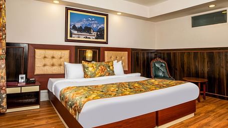 A front view of a bed in a room | Summit Oakden Resort & Spa, Mall Road