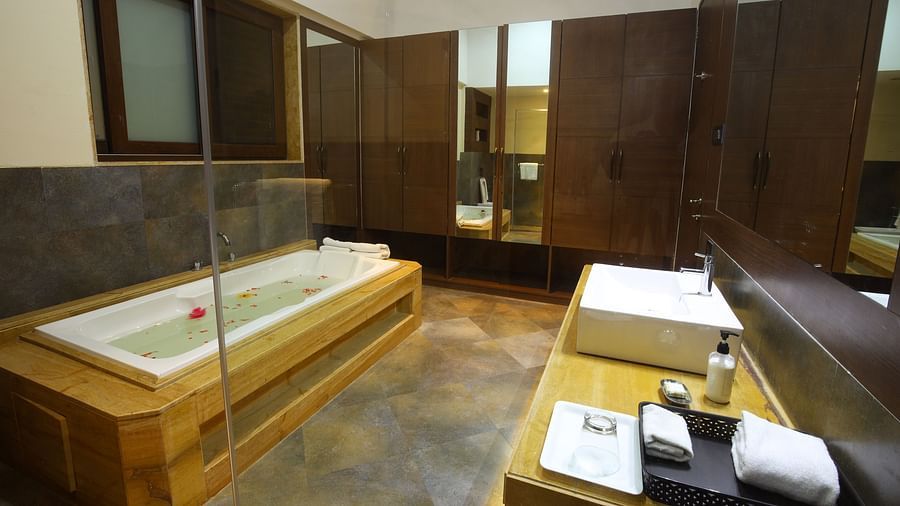 well furnished bathroom with bathtub at Aranya  - Aranya Himalayan Retreat, Mashobra
