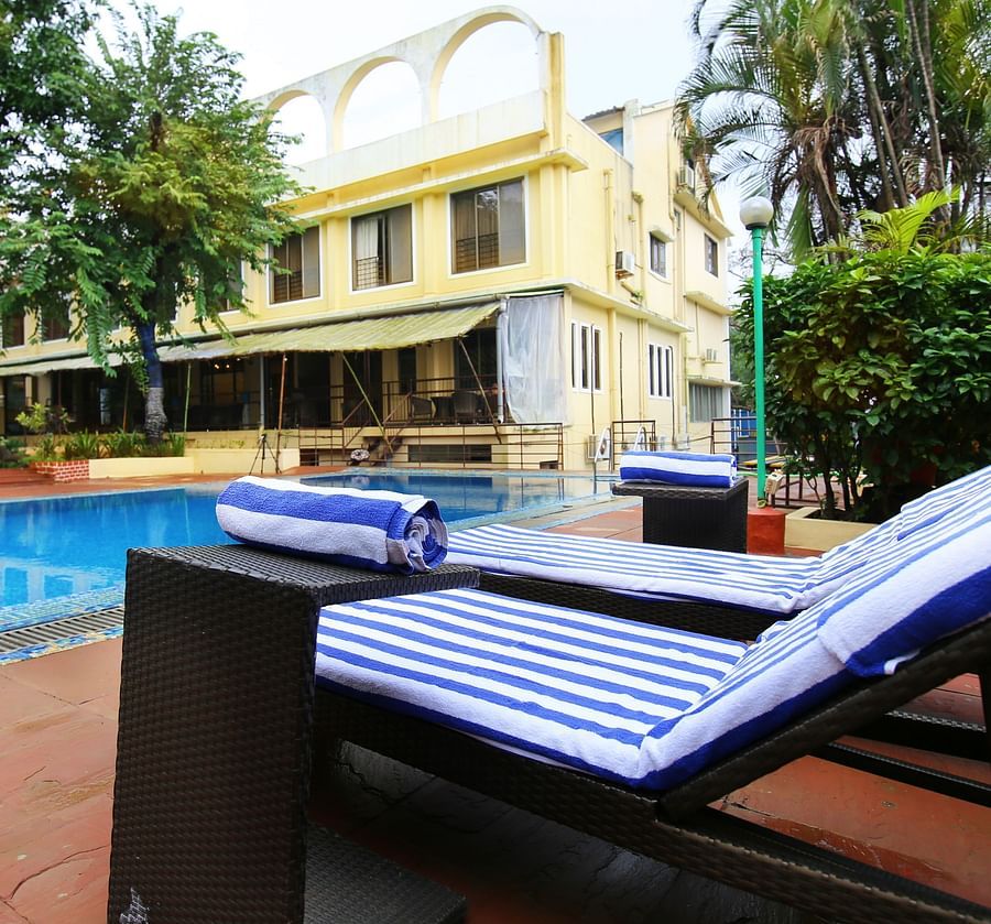 alt-text the sun-bathing beds kept by the pool at our resort - Zara's Resort