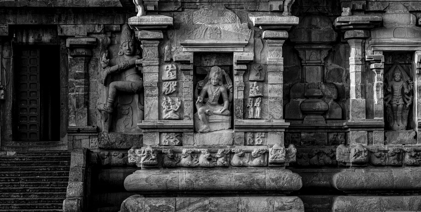 Shree Jagdish Temple image with sculpture of lord shiva 