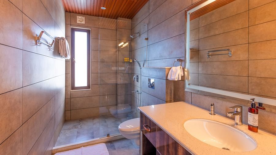 The Manor Shimla - Interiors of the bathroom in the standard luxury apartment
