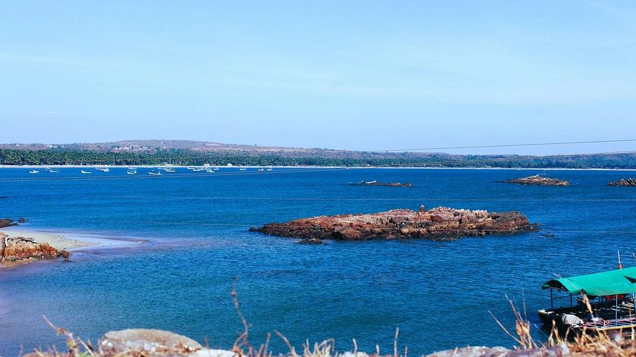 an image of the Arabian sea from the coastline