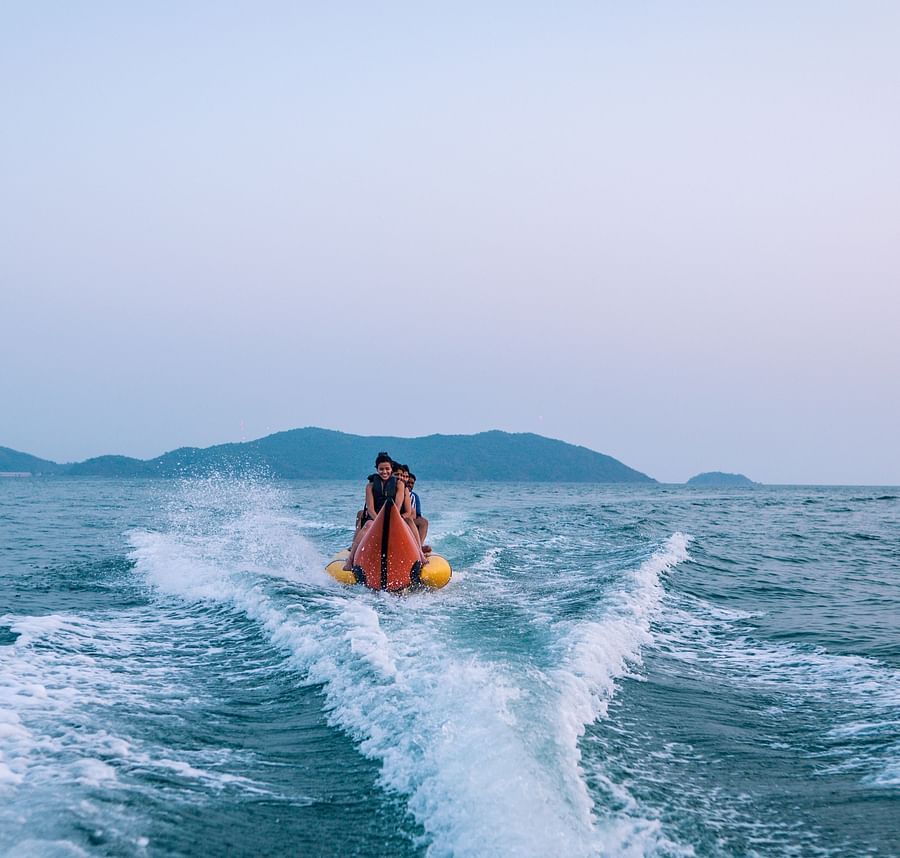people jet skiing