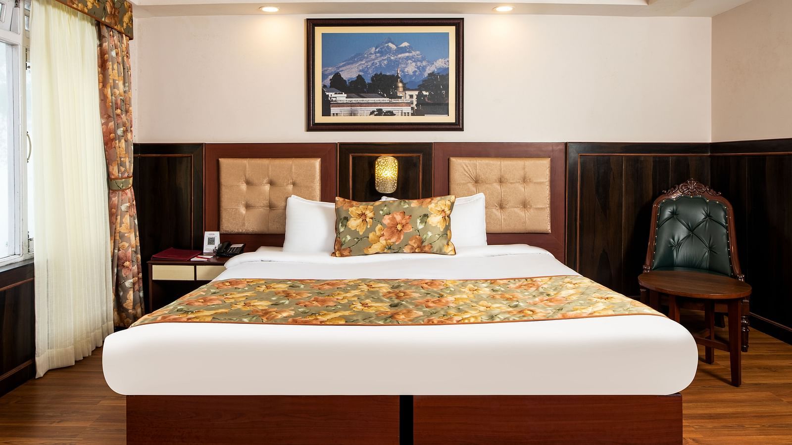 A front view of a bed in a room | Summit Oakden Resort & Spa, Mall Road
