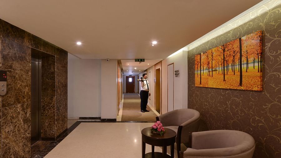 Image of a hotel gallery with sofa chairs and table