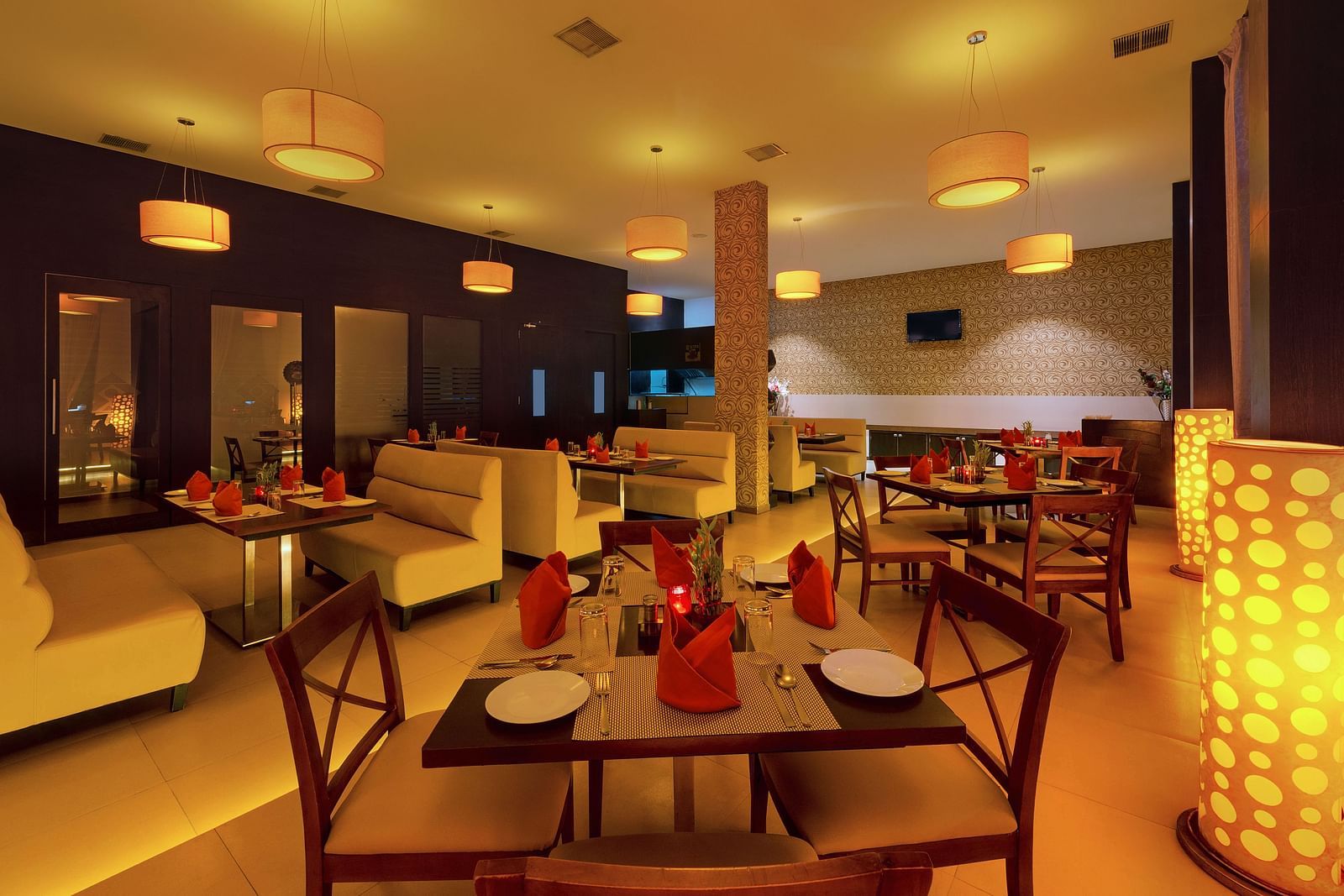 Southern Spice restaurant with beautiful decor and lighting at Hotel SRM Tuticorin, Restaurant in Tuticorin 