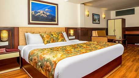 A bed in a room that has a photo frame above the headboard | Summit Oakden Resort & Spa, Mall Road