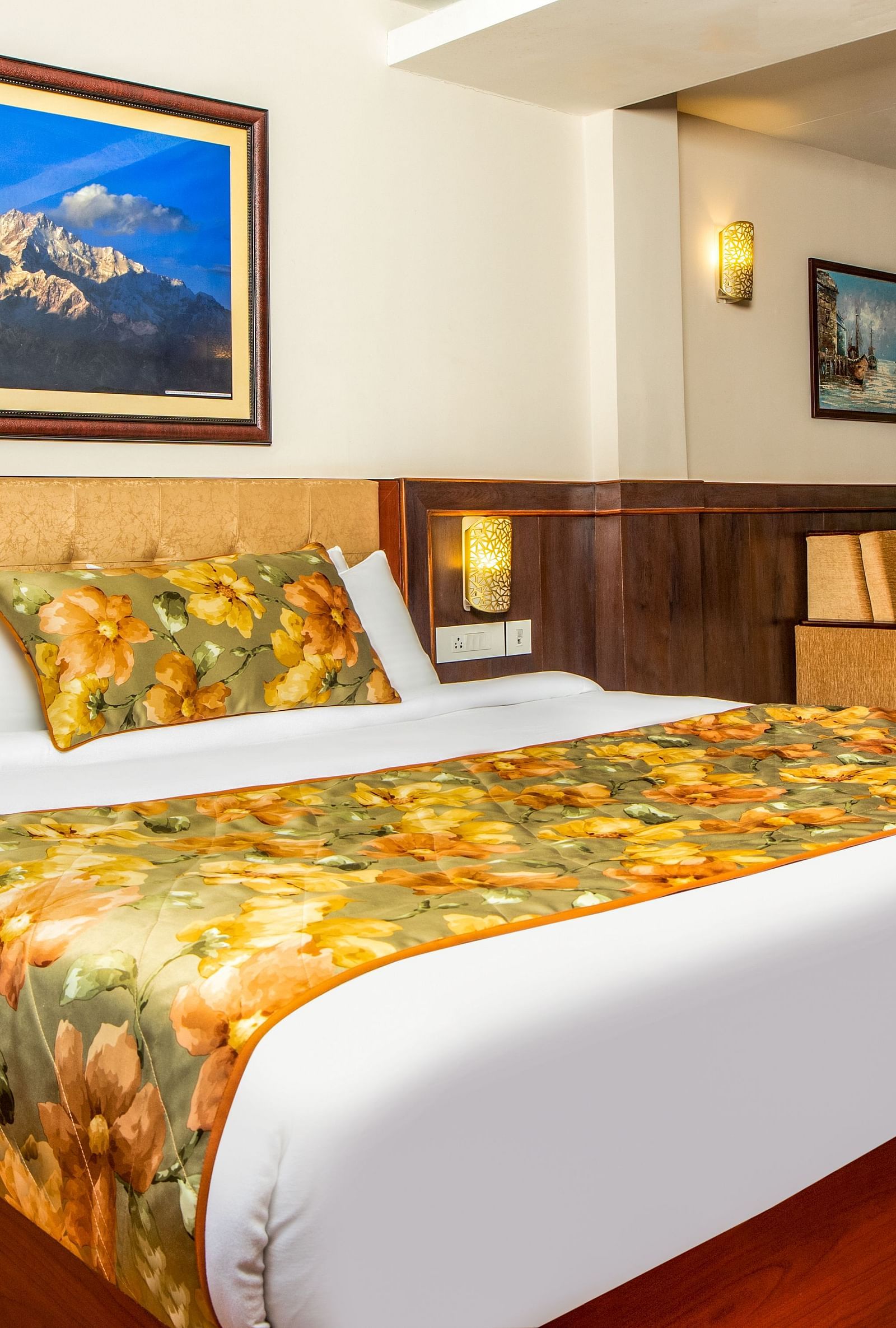A bed in a room that has a photo frame above the headboard | Summit Oakden Resort & Spa, Mall Road