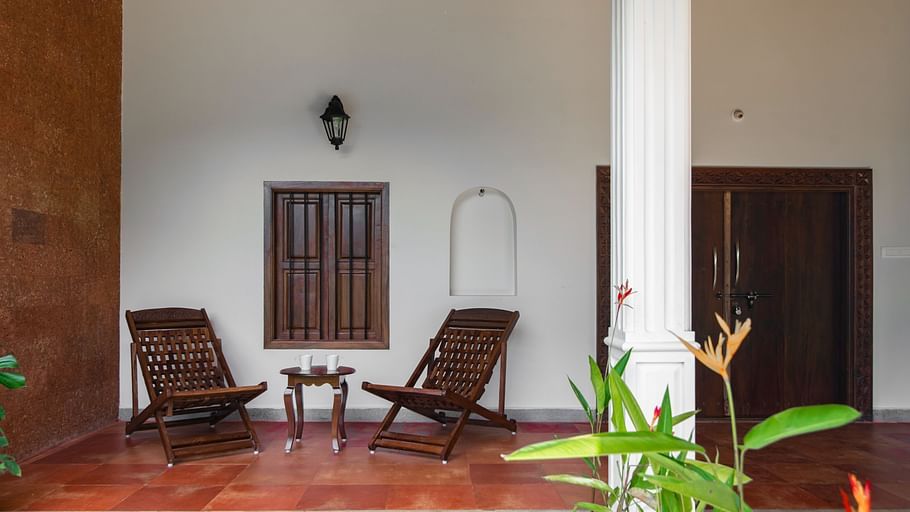 Wooden lounge chairs with a coffee table in the middle at TGI Tapovana