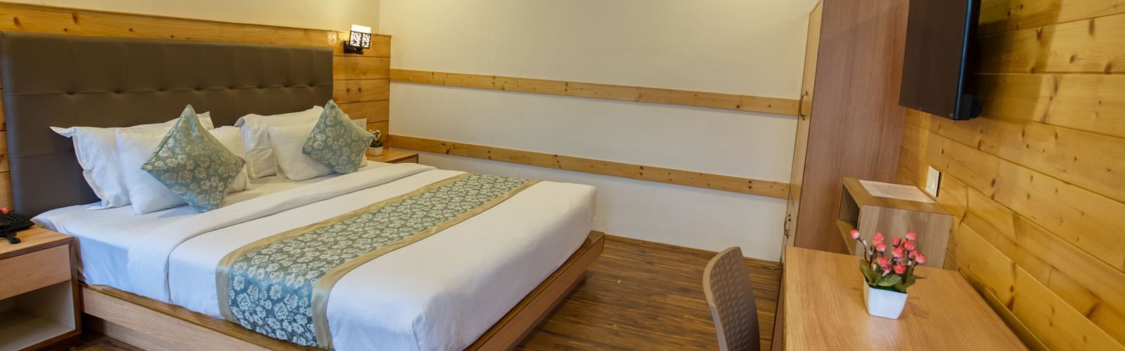 A image of the family suite with bed and TV in front I Avianna Gangtok Prime Hotel & Spa