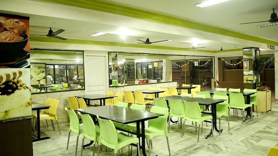  Hotel Yasodha Towers - Interior view of the restaurant featuring numerous seating options