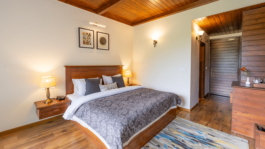 superior room with queen bed and lavish wooden interiors at Bedzz Xclusiv Baikunth, Manali