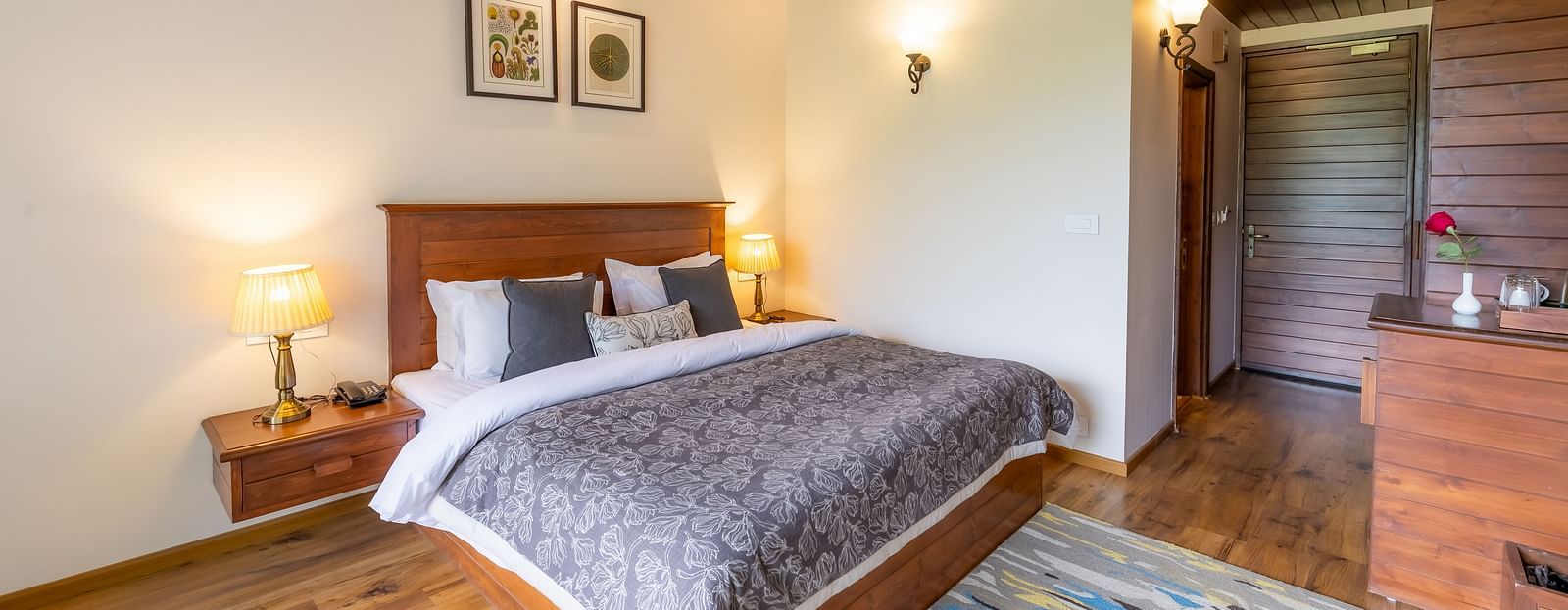 superior room with queen bed and lavish wooden interiors at Bedzz Xclusiv Baikunth, Manali