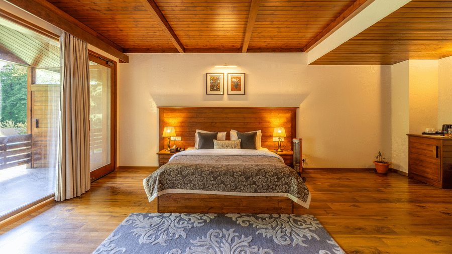xclusiv room with queen bed with lavish wooden interiors at Bedzz Xclusiv Baikunth, Manali