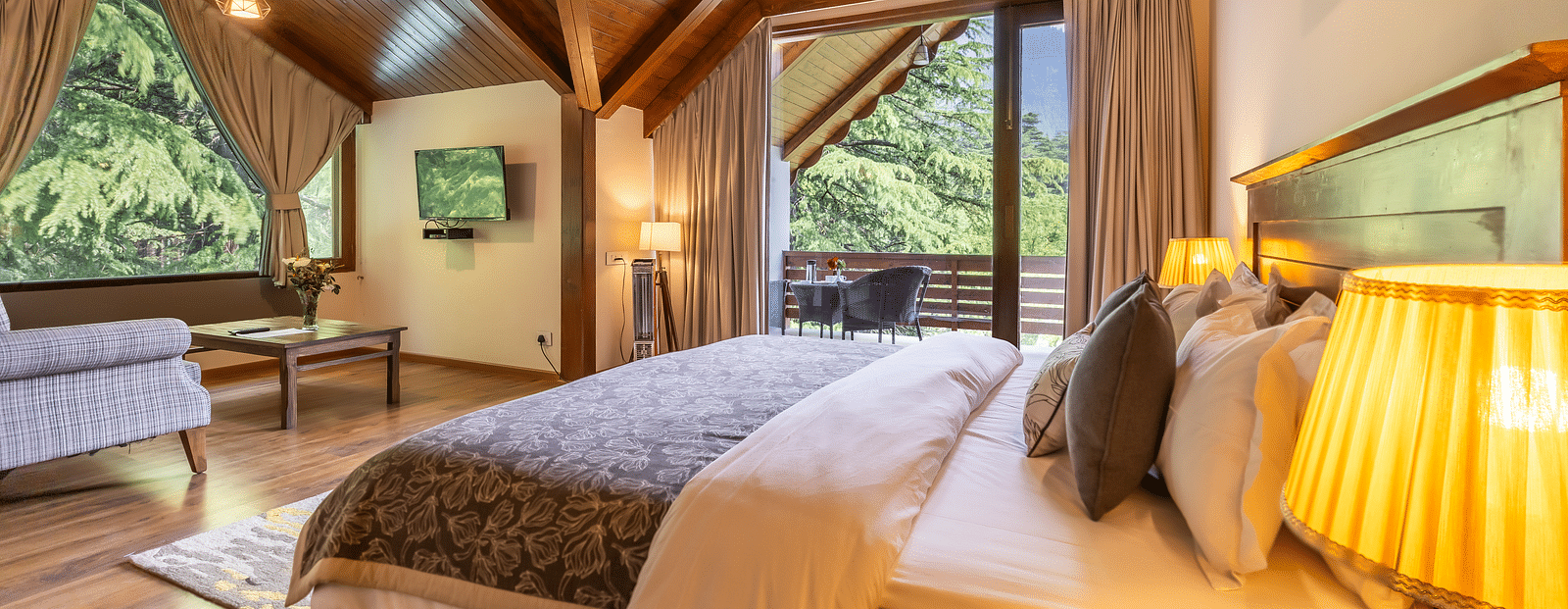 premium room with queen bed and sofa setting and lavish wooden interiors at Bedzz Xclusiv Bikunth,Manali