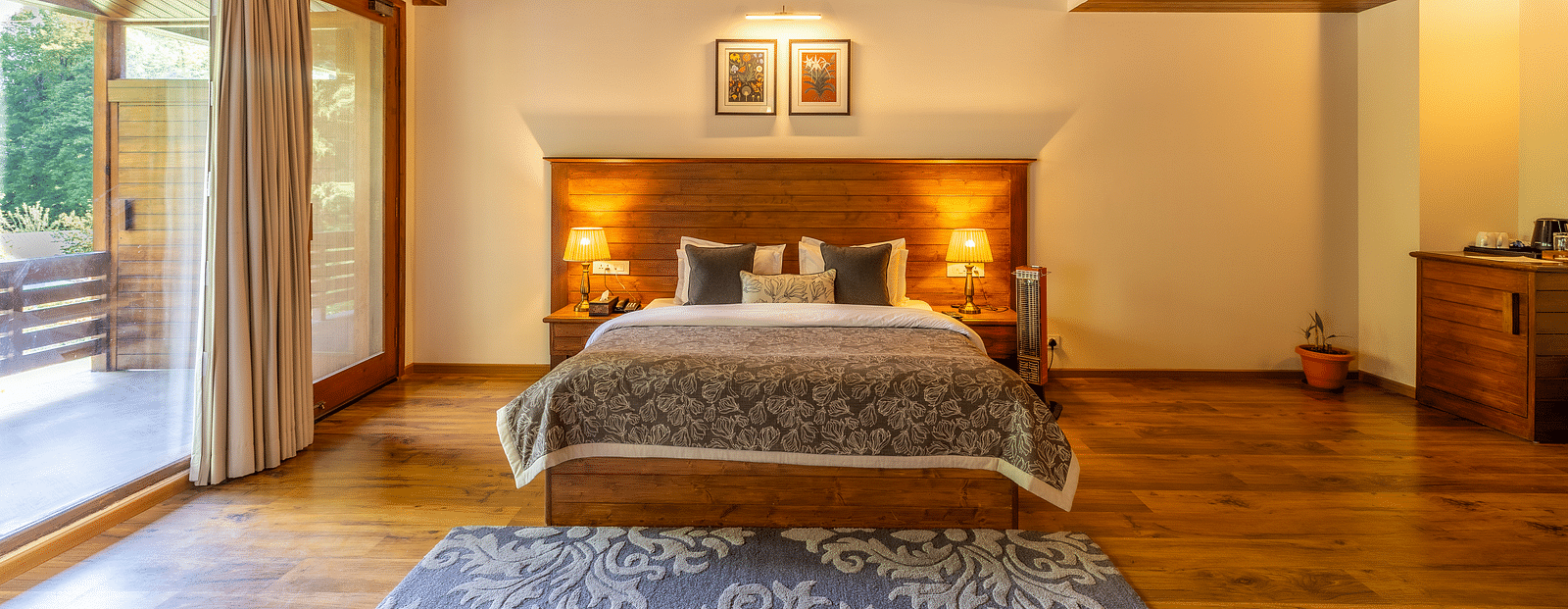 xclusiv room with queen bed with lavish wooden interiors at Bedzz Xclusiv Baikunth, Manali