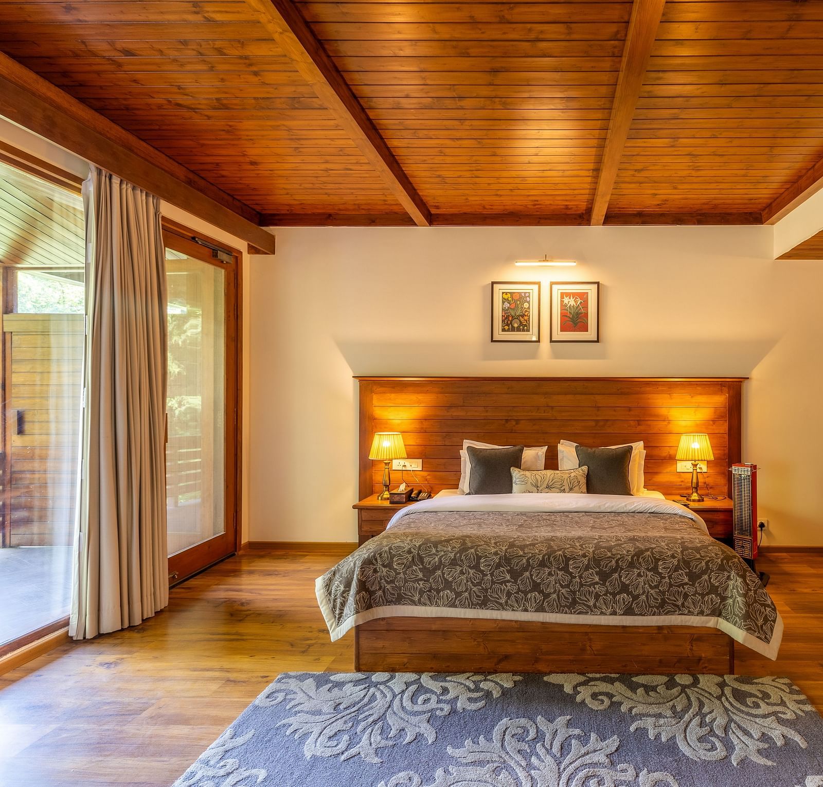 xclusiv room with queen bed with lavish wooden interiors at Bedzz Xclusiv Baikunth, Manali
