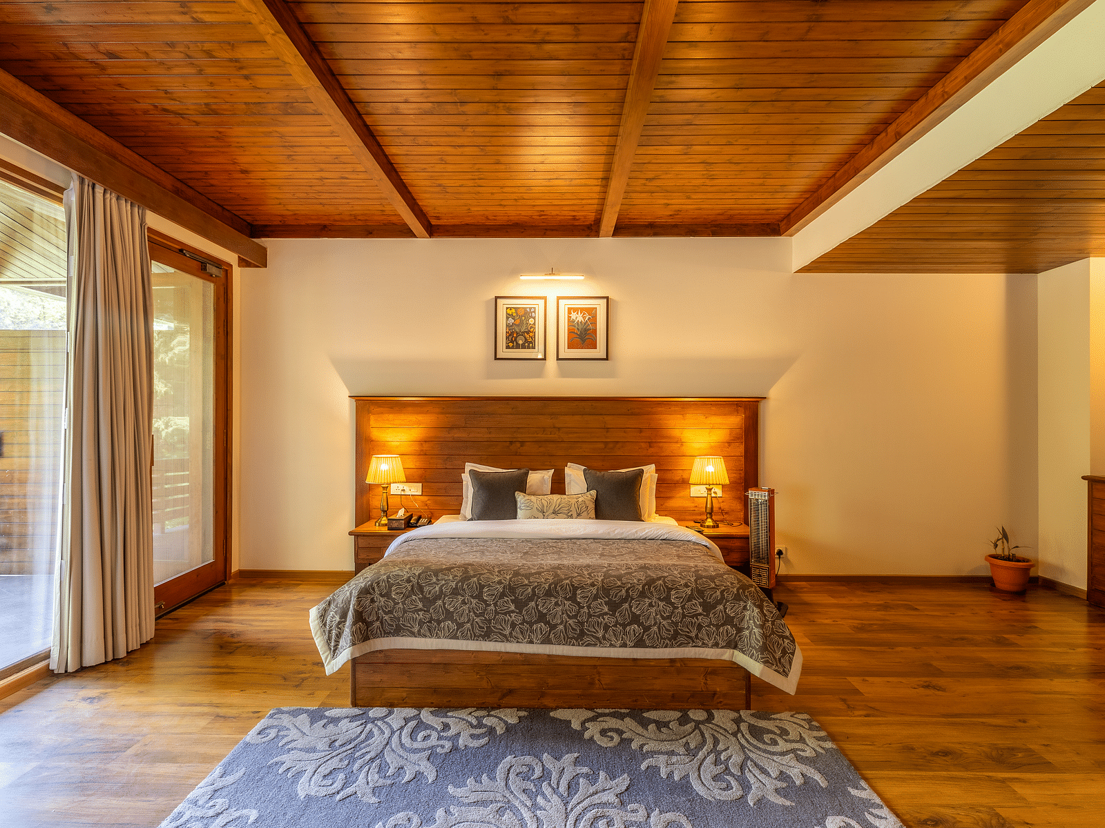 xclusiv room with queen bed with lavish wooden interiors at Bedzz Xclusiv Baikunth, Manali