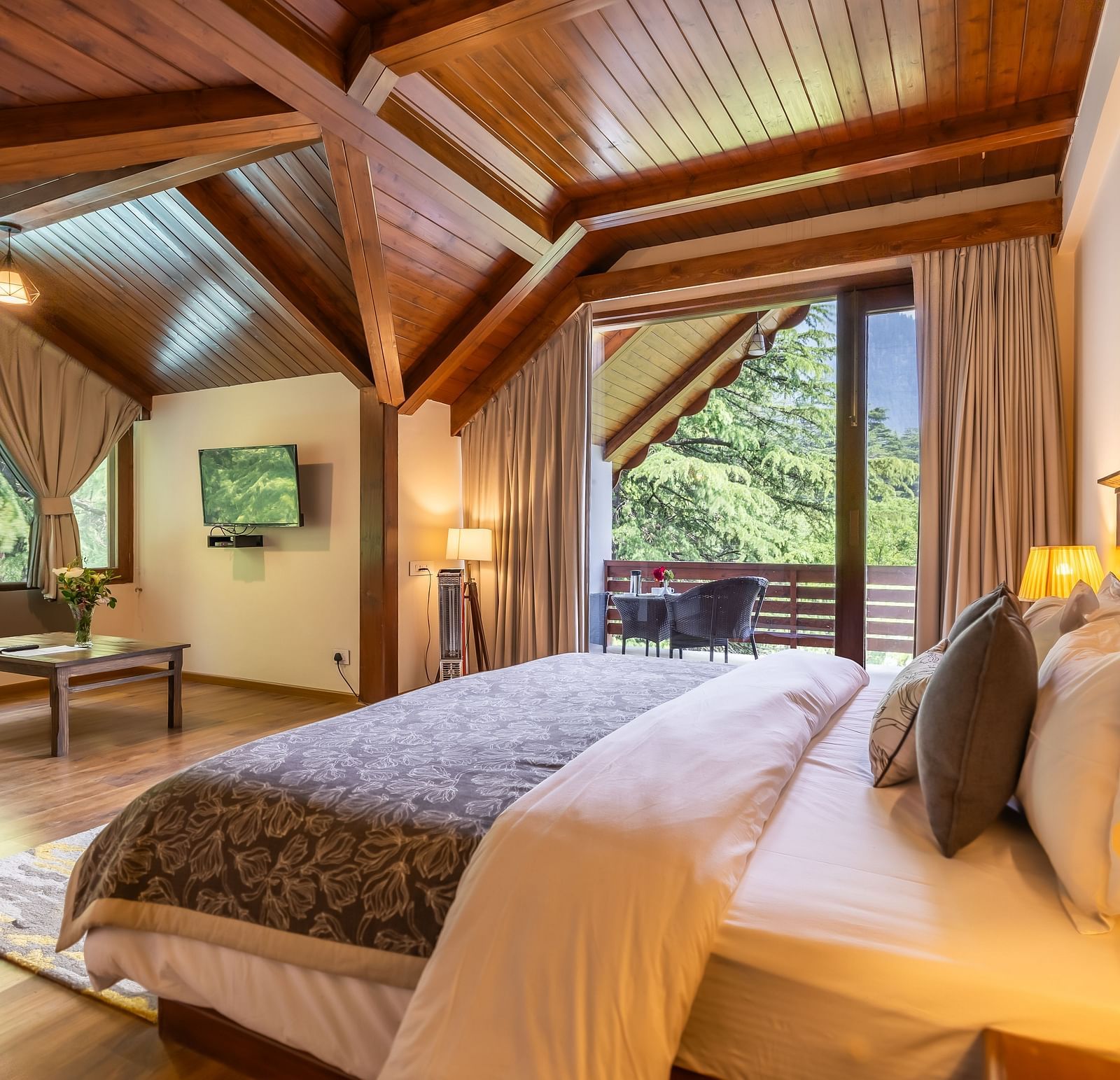premium room with queen bed and sofa setting and lavish wooden interiors at Bedzz Xclusiv Bikunth,Manali