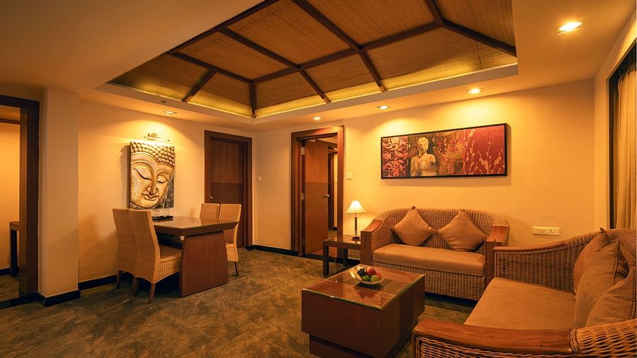 ROYAL SUITE 201 Living Room