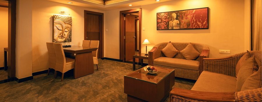 ROYAL SUITE 201 Living Room