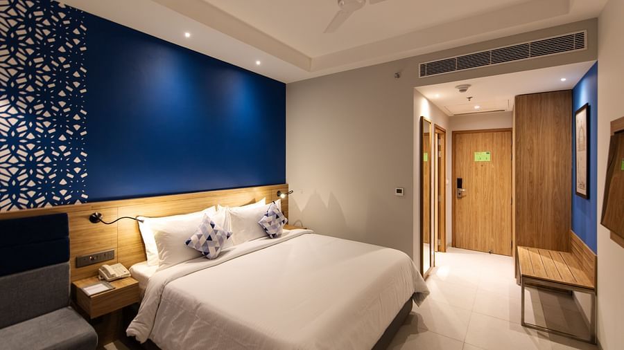 Premium King room at Hometel Alambagh, Lucknow 4