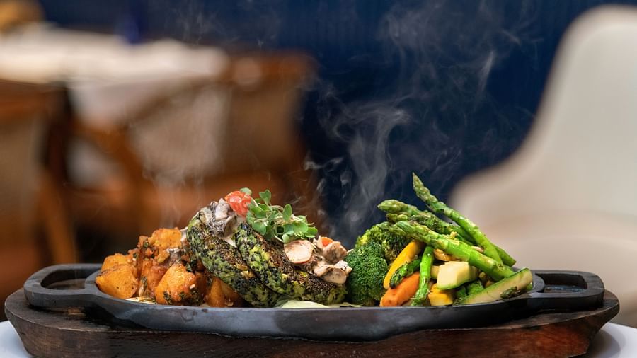 quinoa and edamame sizzler served at The Claridges New Delhi