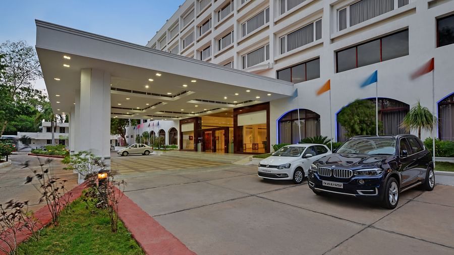 Side view of SRM Hotel Tiruchirappalli facade