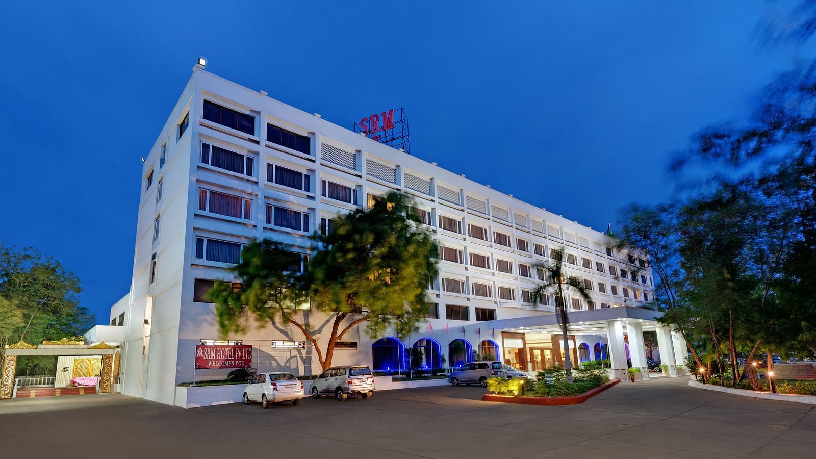 A facade image of SRM Hotel Tiruchirappalli- Hotel Near Tiruchirappalli 