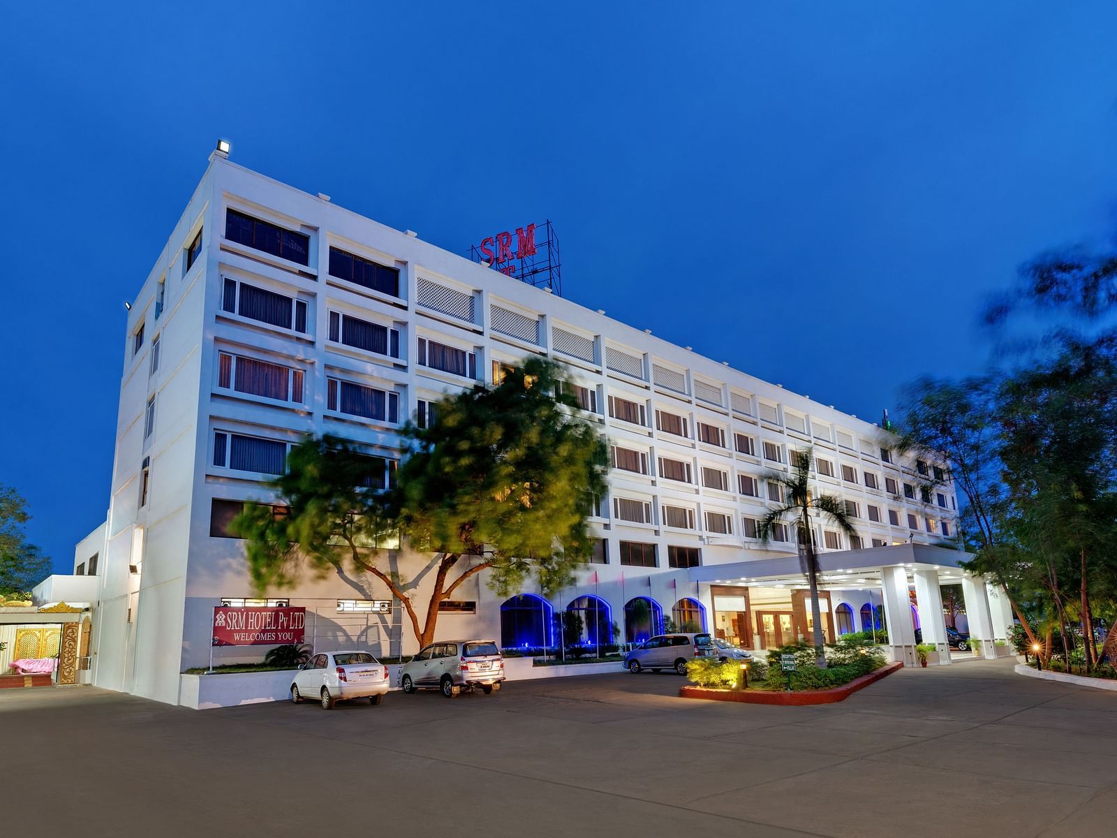 A facade image of SRM Hotel Tiruchirappalli- Hotel Near Tiruchirappalli 