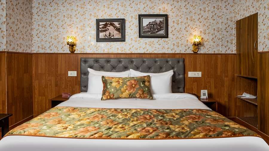 A front view of a bed in a room | Summit Oakden Resort & Spa, Mall Road